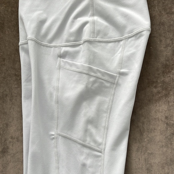 90degree by Reflex biker shorts with side pockets. Size XS. Color light gray. - Picture 4 of 5